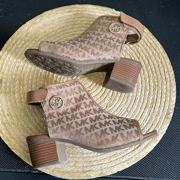Michael Kors Kids Youth Canvas Monogram Peep Toe Sandals Heel Size 3 - Picture 11 of 16